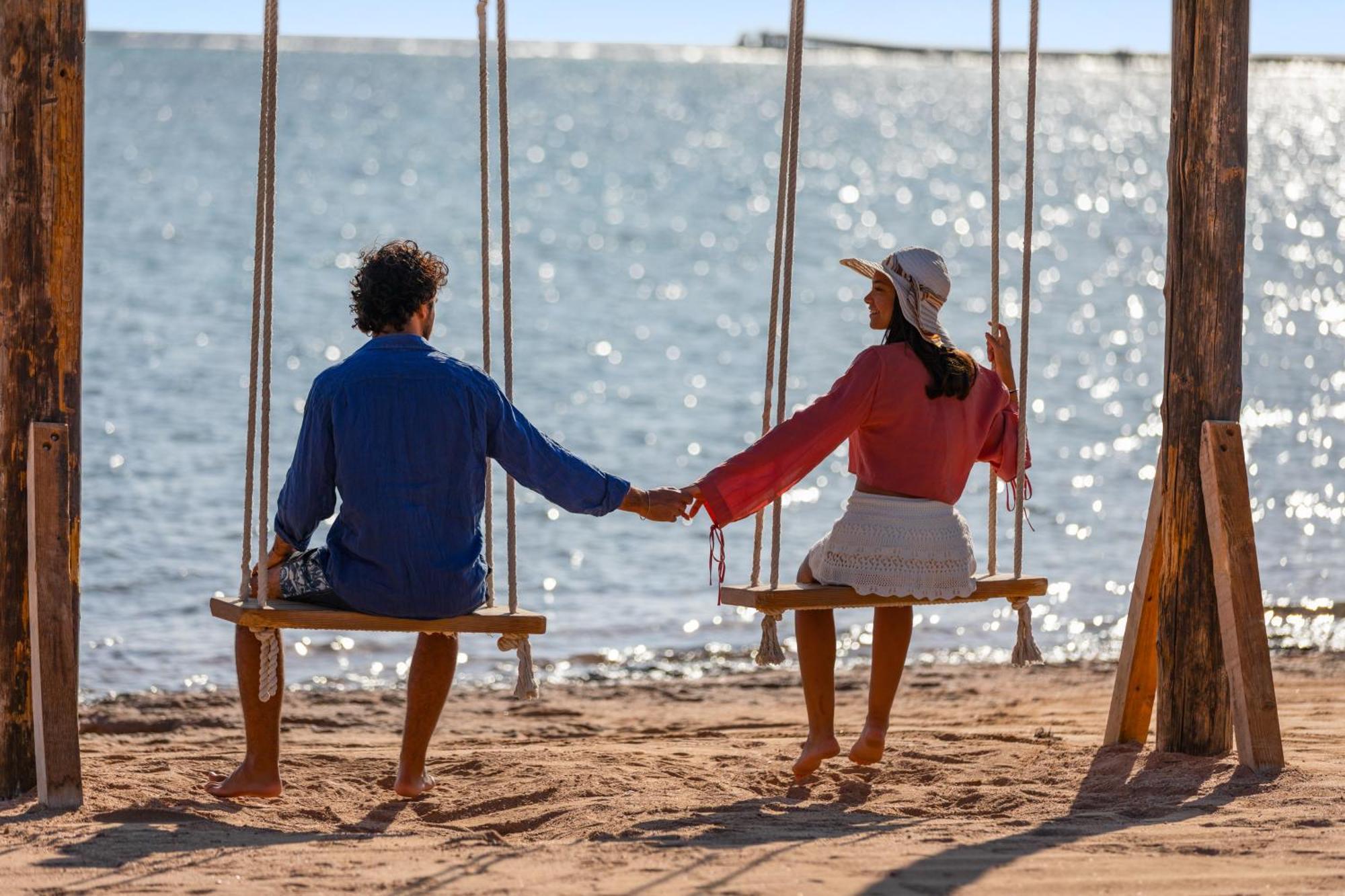 Hotel Pickalbatros Royal Moderna Sharm "Aqua Park" Esterno foto A couple holding hands on a swing