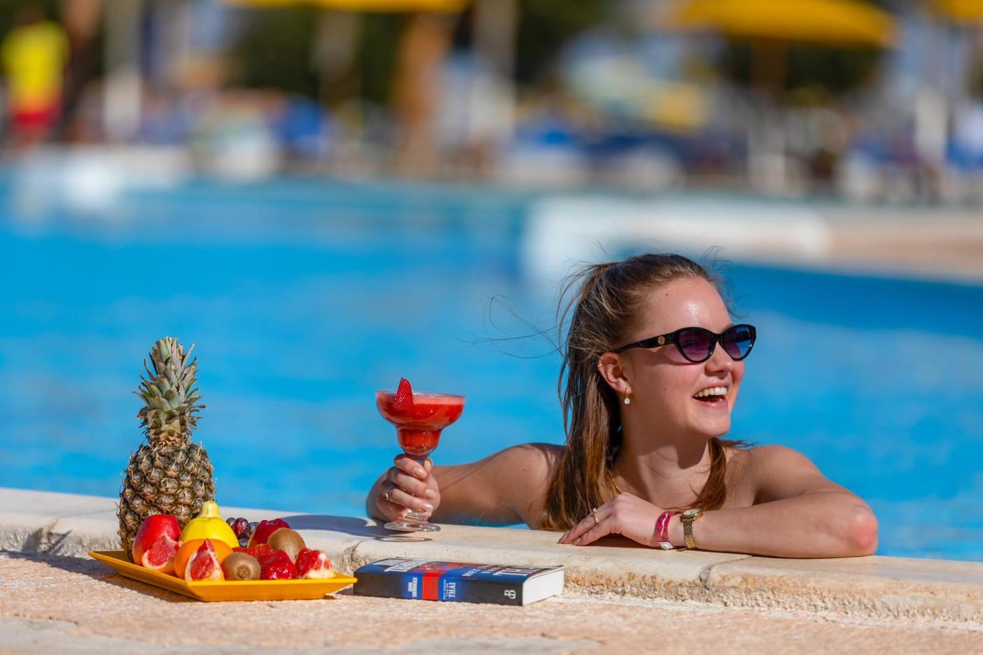 Hotel Pickalbatros Royal Moderna Sharm "Aqua Park" Esterno foto A woman wearing sunglasses