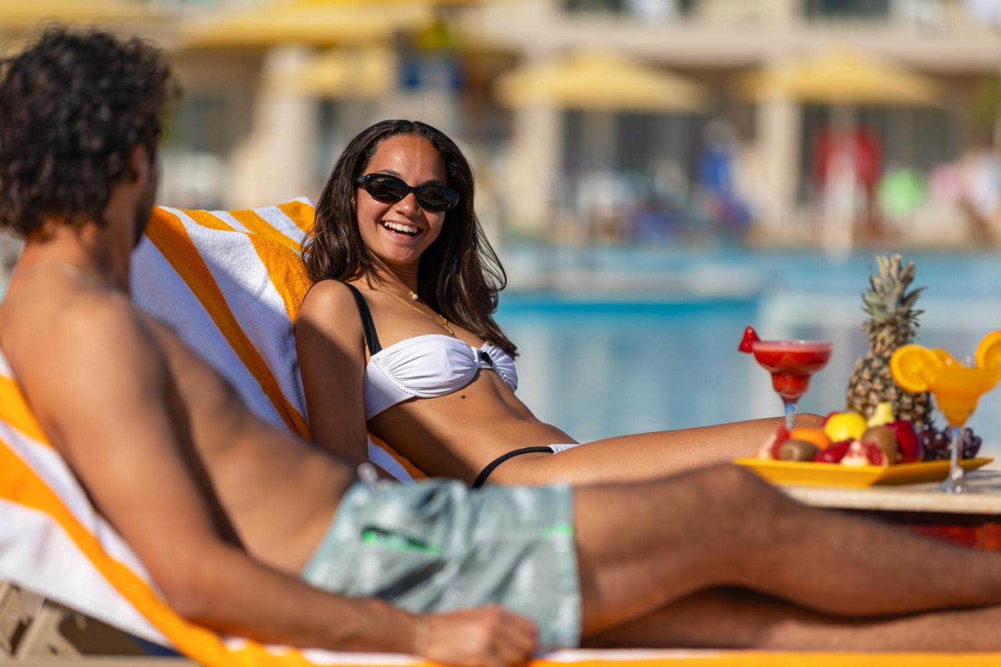 Hotel Pickalbatros Royal Moderna Sharm "Aqua Park" Esterno foto A couple sunbathing
