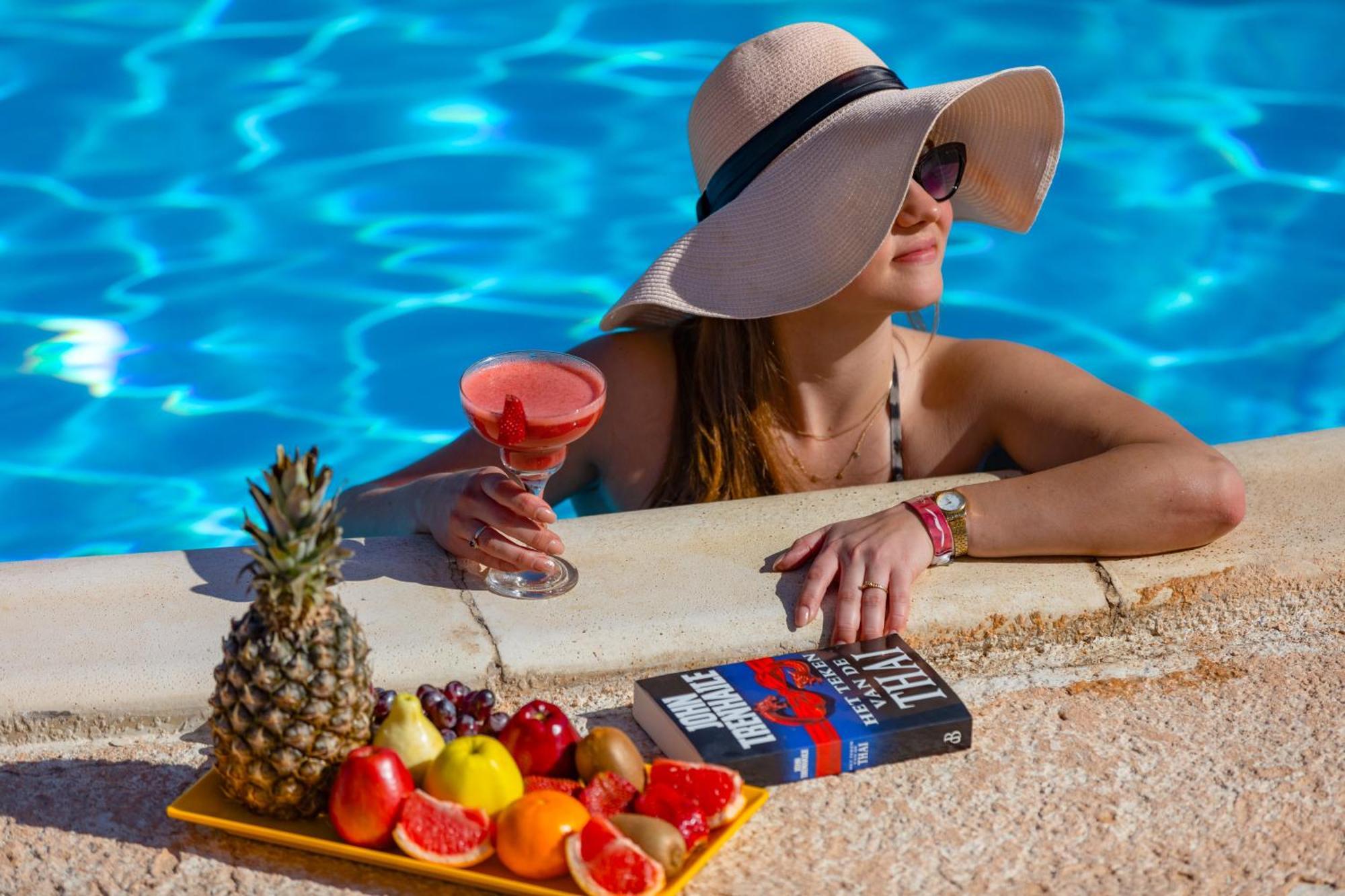 Hotel Pickalbatros Royal Moderna Sharm "Aqua Park" Esterno foto A woman wearing a hat