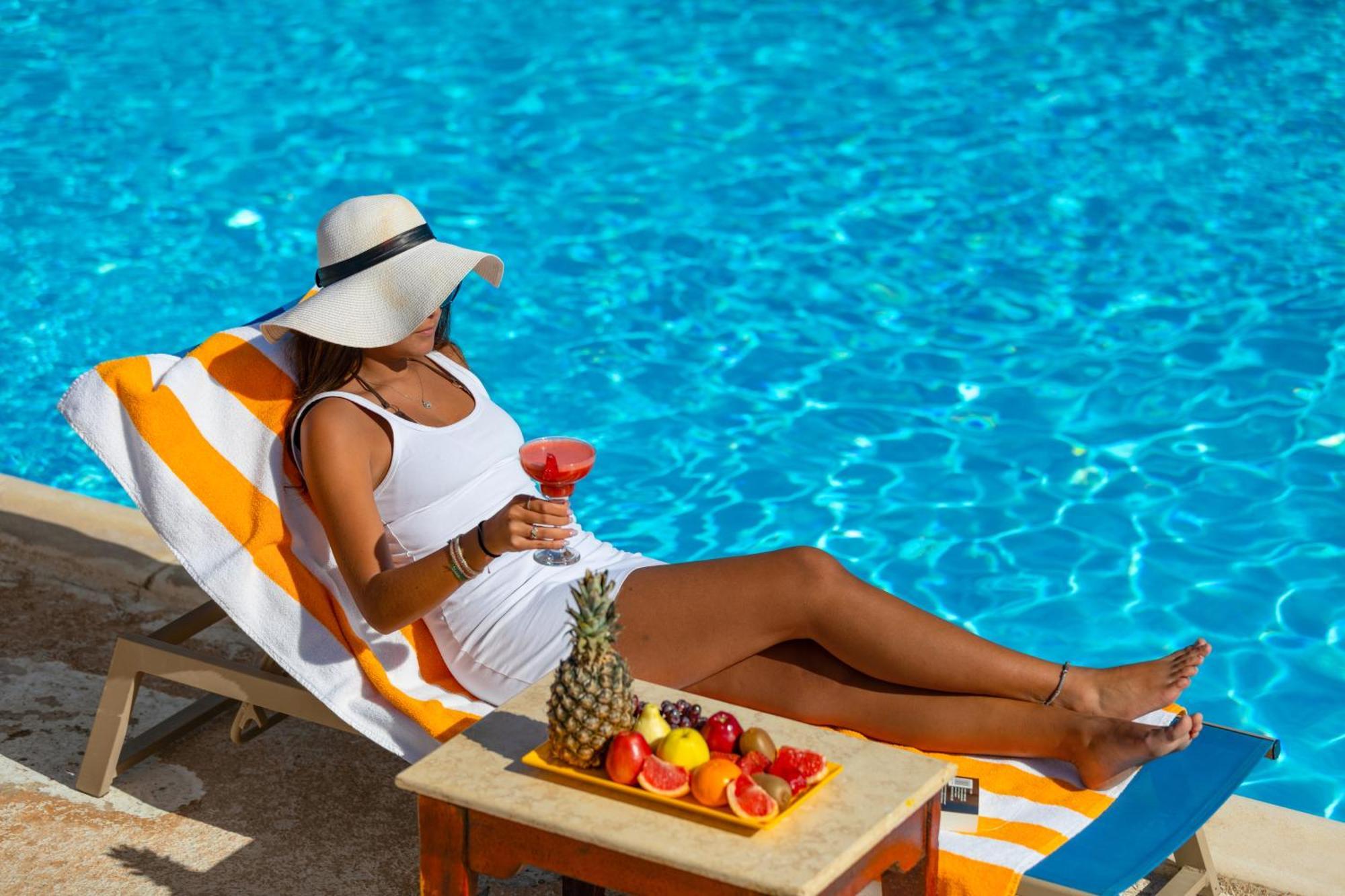 Hotel Pickalbatros Royal Moderna Sharm "Aqua Park" Esterno foto A woman sunbathing