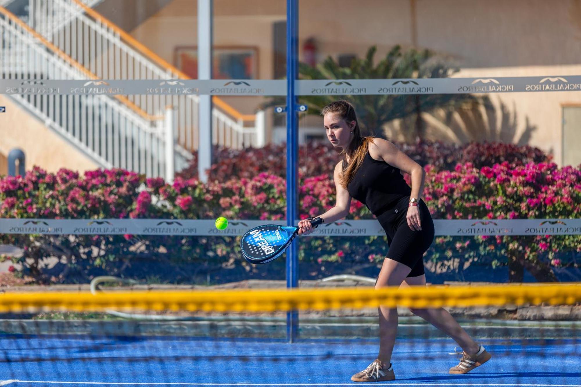 Hotel Pickalbatros Royal Moderna Sharm "Aqua Park" Esterno foto A player in action