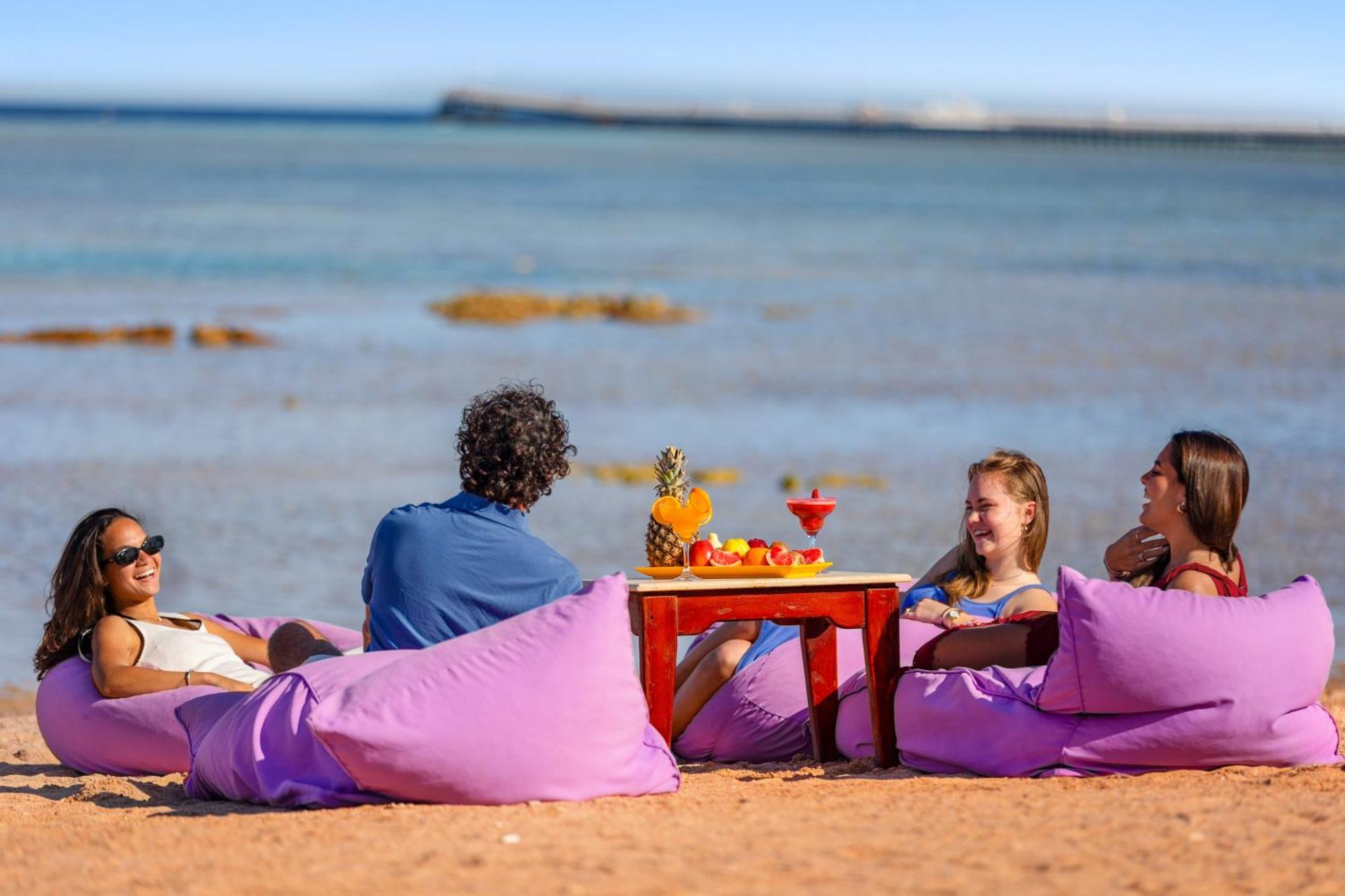 Hotel Pickalbatros Royal Moderna Sharm "Aqua Park" Esterno foto Tourists on the beach of El Alamein