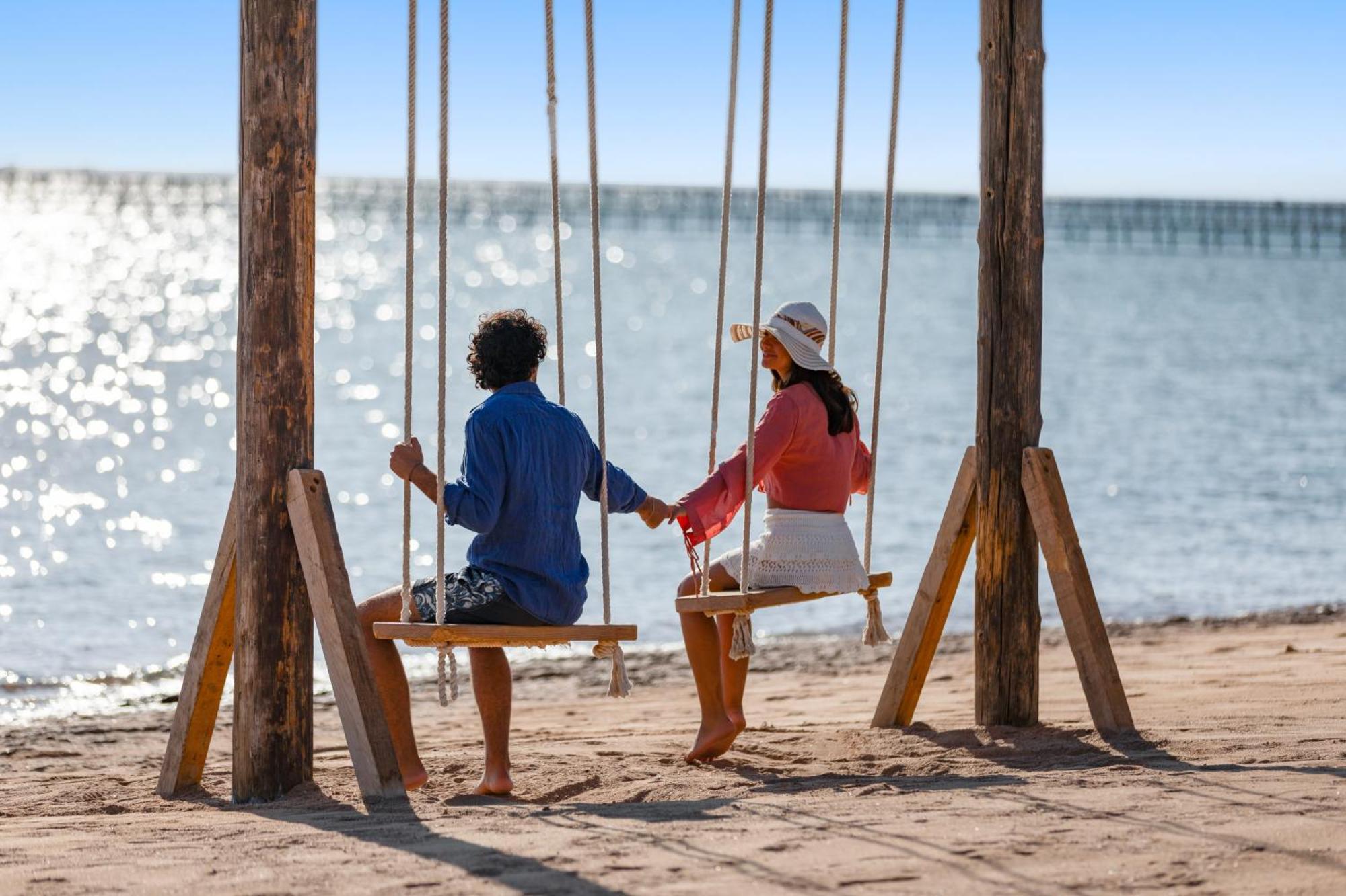 Hotel Pickalbatros Royal Moderna Sharm "Aqua Park" Esterno foto Swinging on the beach