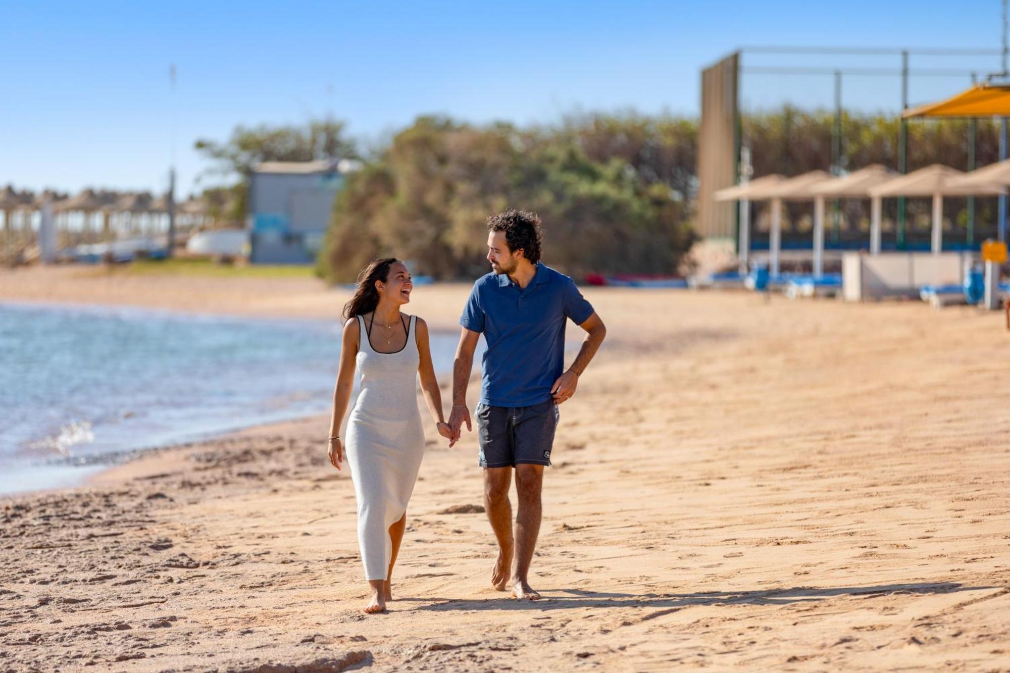 Hotel Pickalbatros Royal Moderna Sharm "Aqua Park" Esterno foto A couple walking on the beach