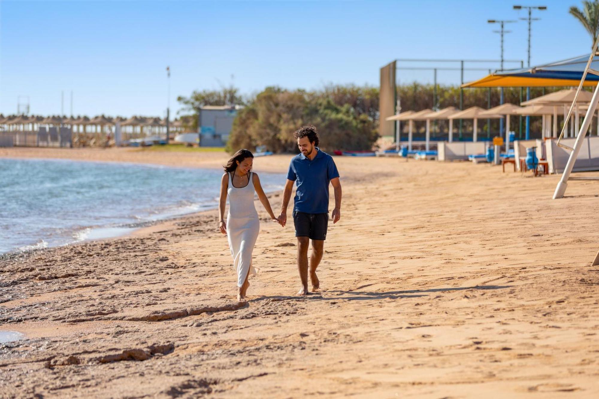Hotel Pickalbatros Royal Moderna Sharm "Aqua Park" Esterno foto Tourists on the beach of Hurghada