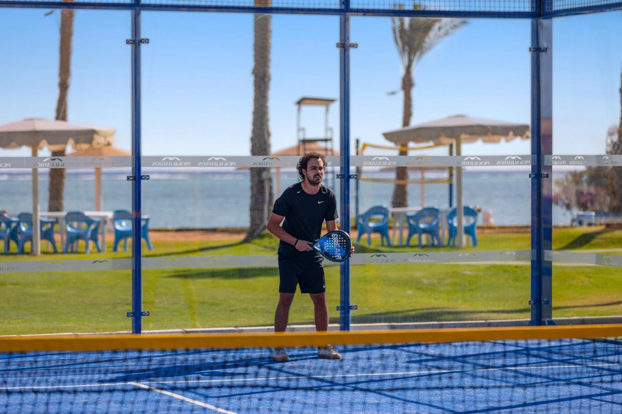 Hotel Pickalbatros Royal Moderna Sharm "Aqua Park" Esterno foto A player waiting for the serve
