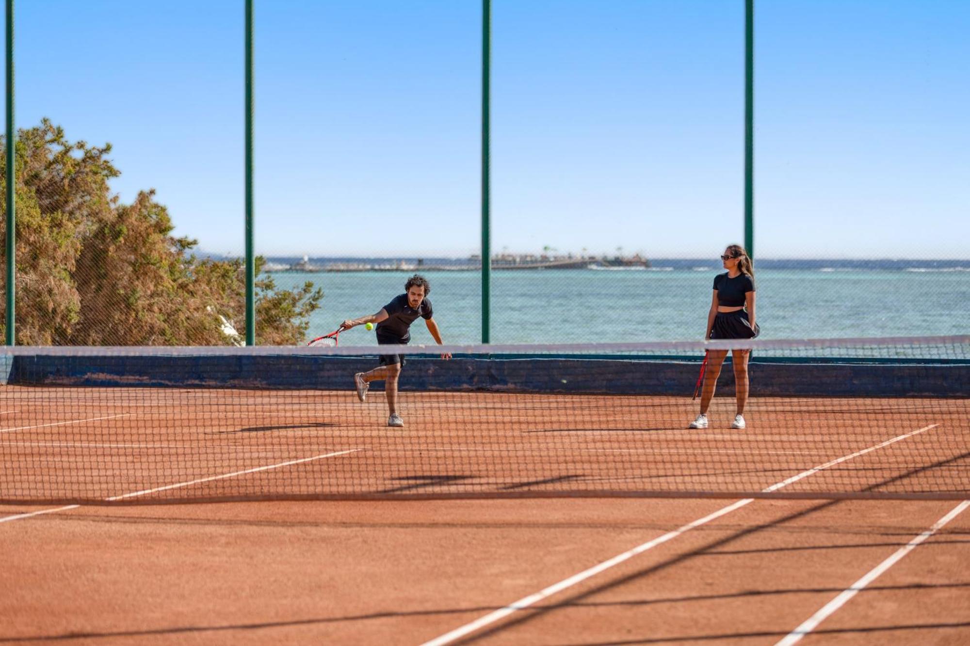 Hotel Pickalbatros Royal Moderna Sharm "Aqua Park" Esterno foto Tennis at the Club