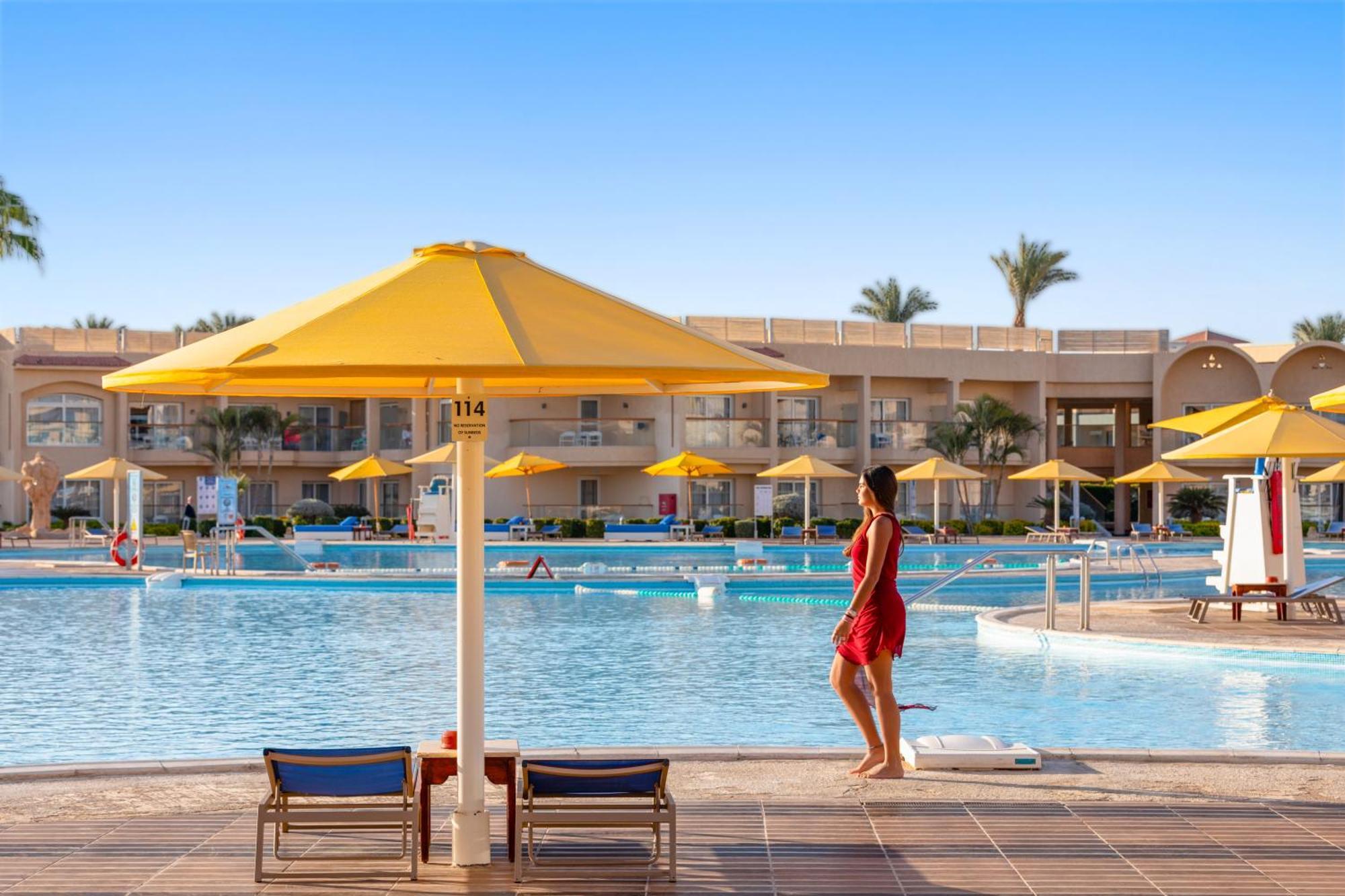 Hotel Pickalbatros Royal Moderna Sharm "Aqua Park" Esterno foto A pool at a resort in Sharm El Sheikh