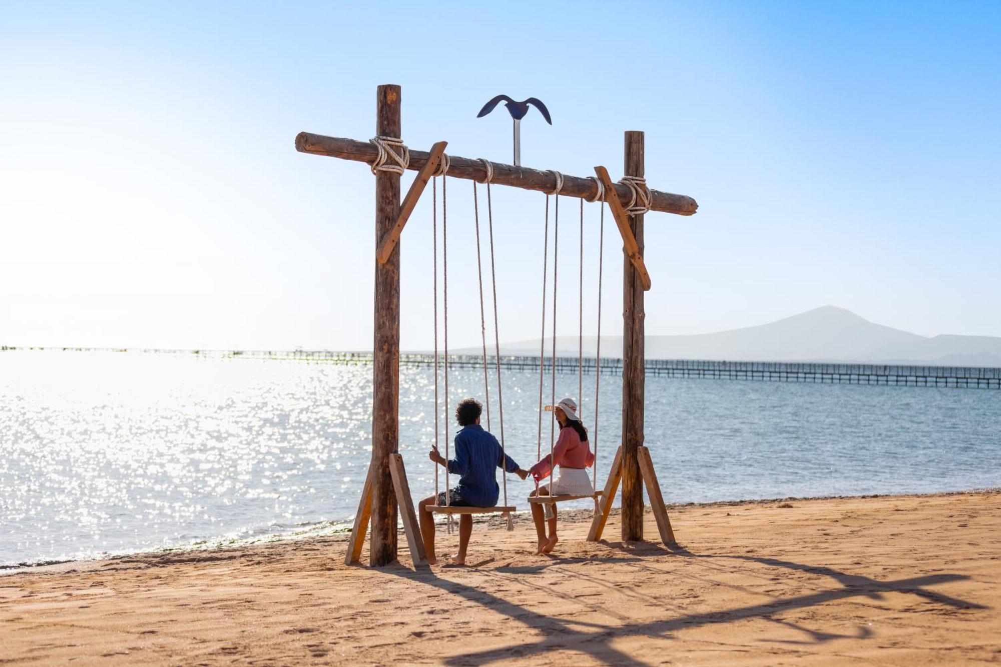 Hotel Pickalbatros Royal Moderna Sharm "Aqua Park" Esterno foto A swing at the beach