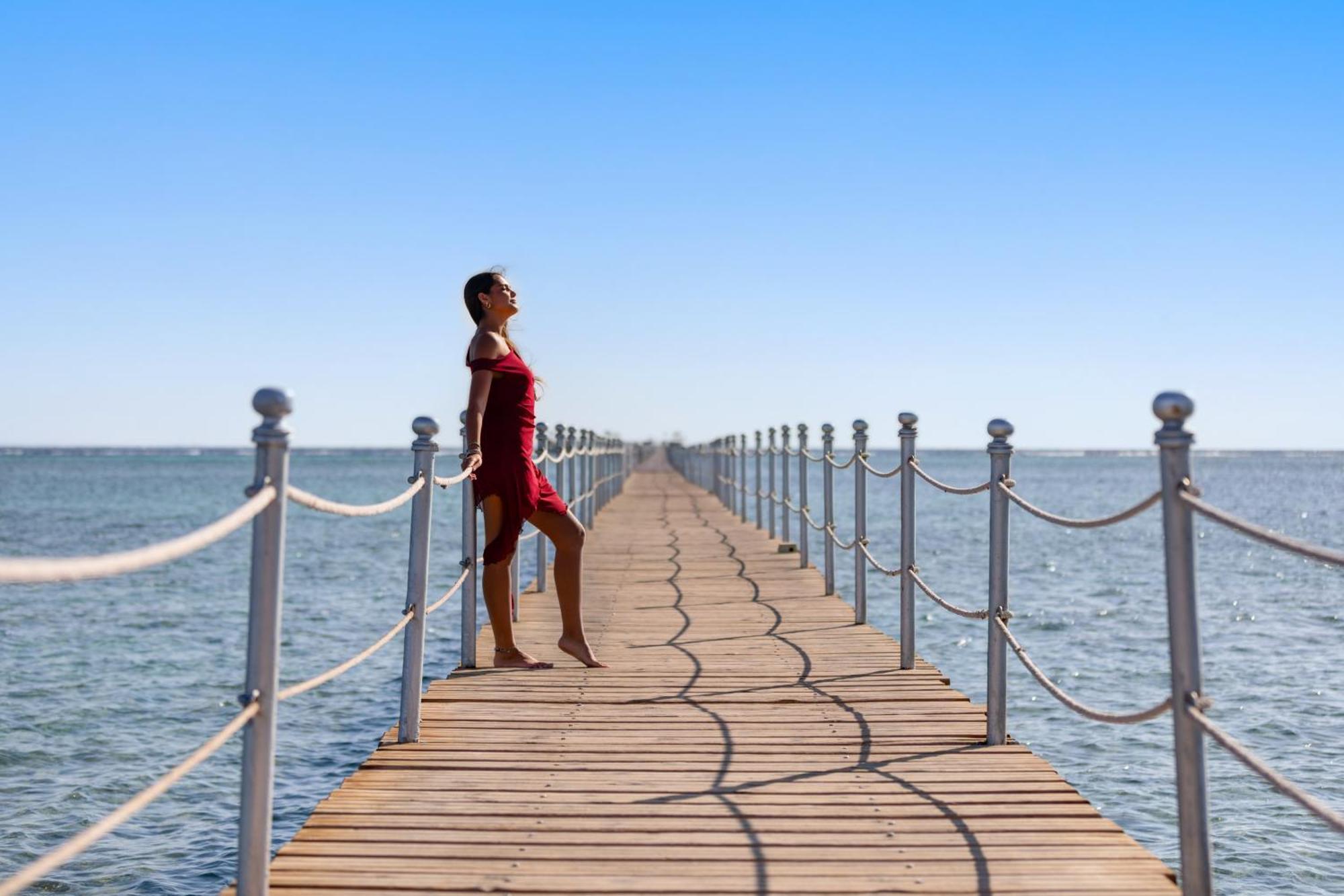 Hotel Pickalbatros Royal Moderna Sharm "Aqua Park" Esterno foto A woman on a pier