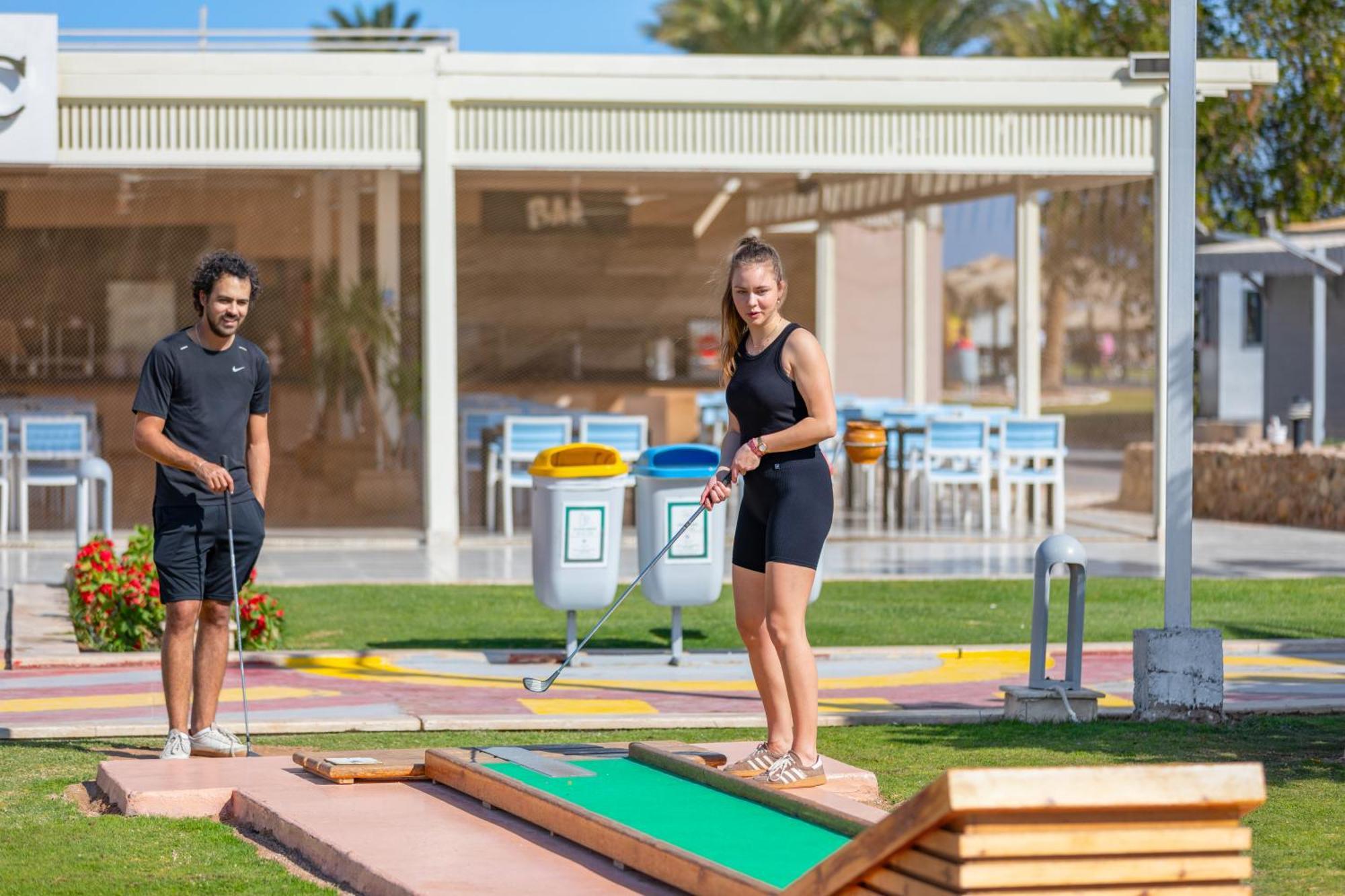 Hotel Pickalbatros Royal Moderna Sharm "Aqua Park" Esterno foto Mini golf in Egypt