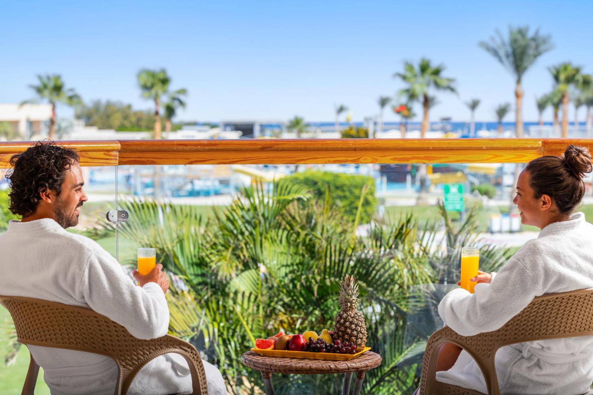 Hotel Pickalbatros Royal Moderna Sharm "Aqua Park" Esterno foto A couple at a resort